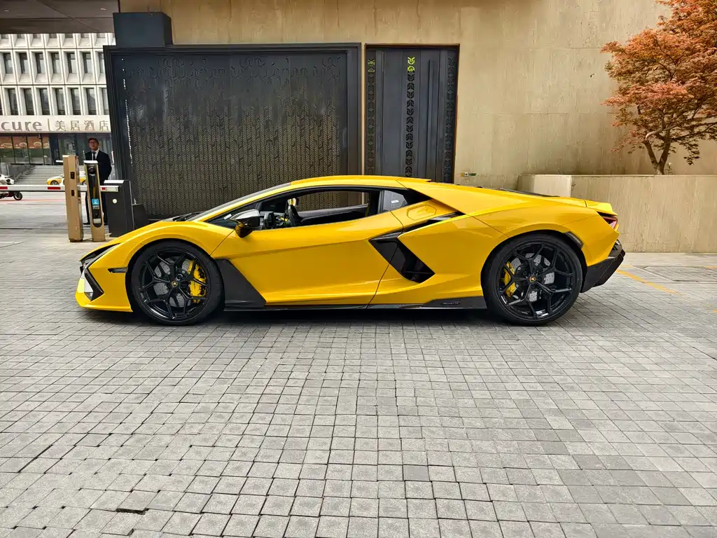 Lamborghini Revuelto 2025