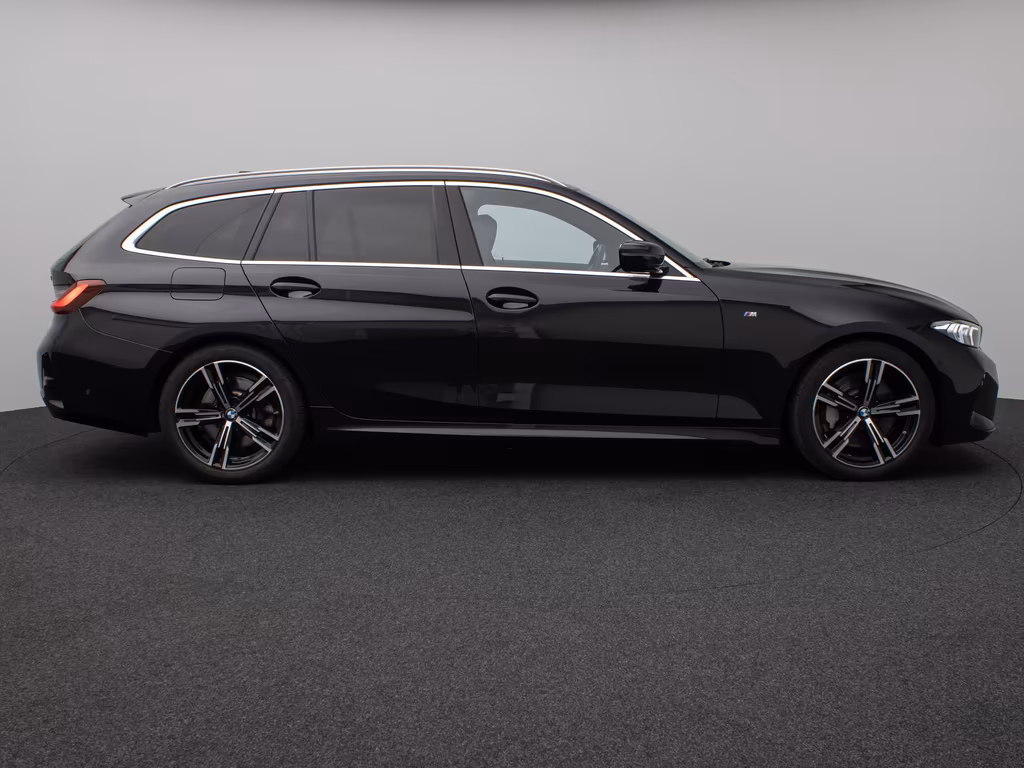 BMW 330 2023