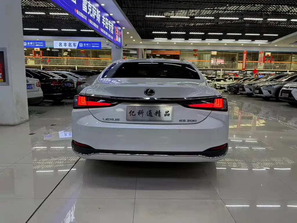 Lexus ES 2024