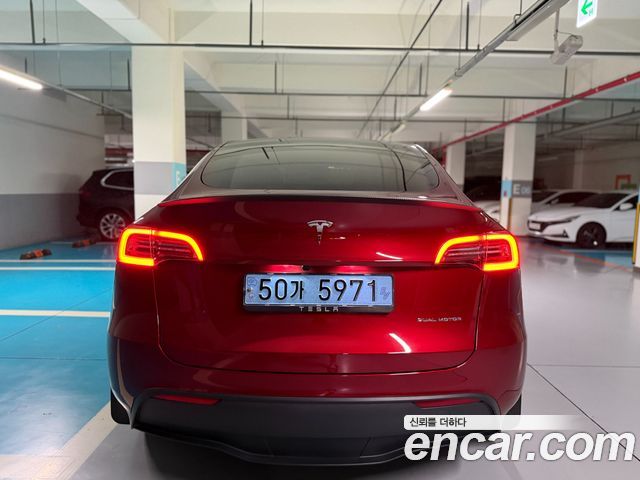 Tesla Model Y 2024
