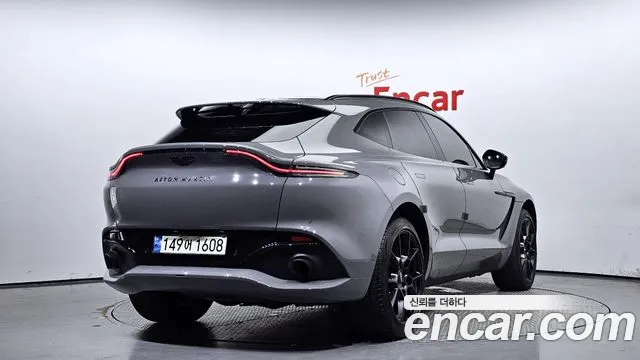 Aston Martin DBX 2022