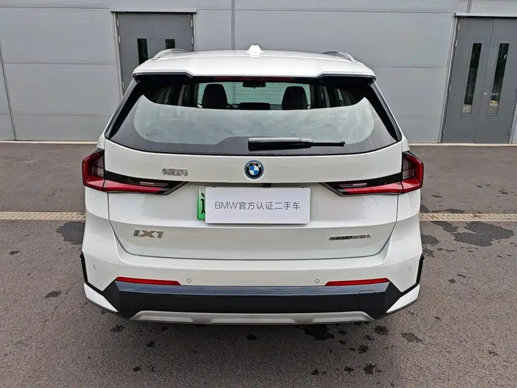 BMW iX1 2025