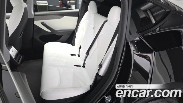Tesla Model Y 2025