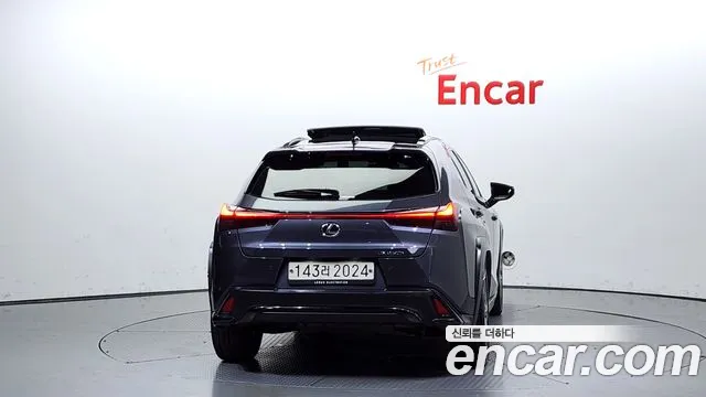 Lexus UX 2024