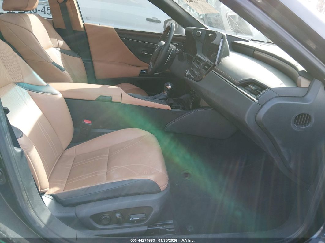 Lexus ES 2022