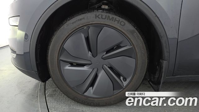 Tesla Model Y 2025