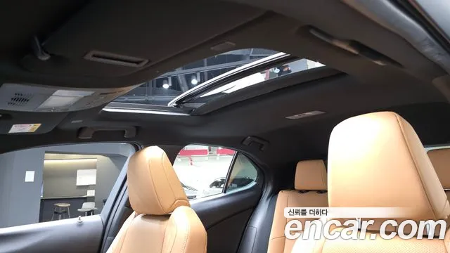 Lexus UX 2023