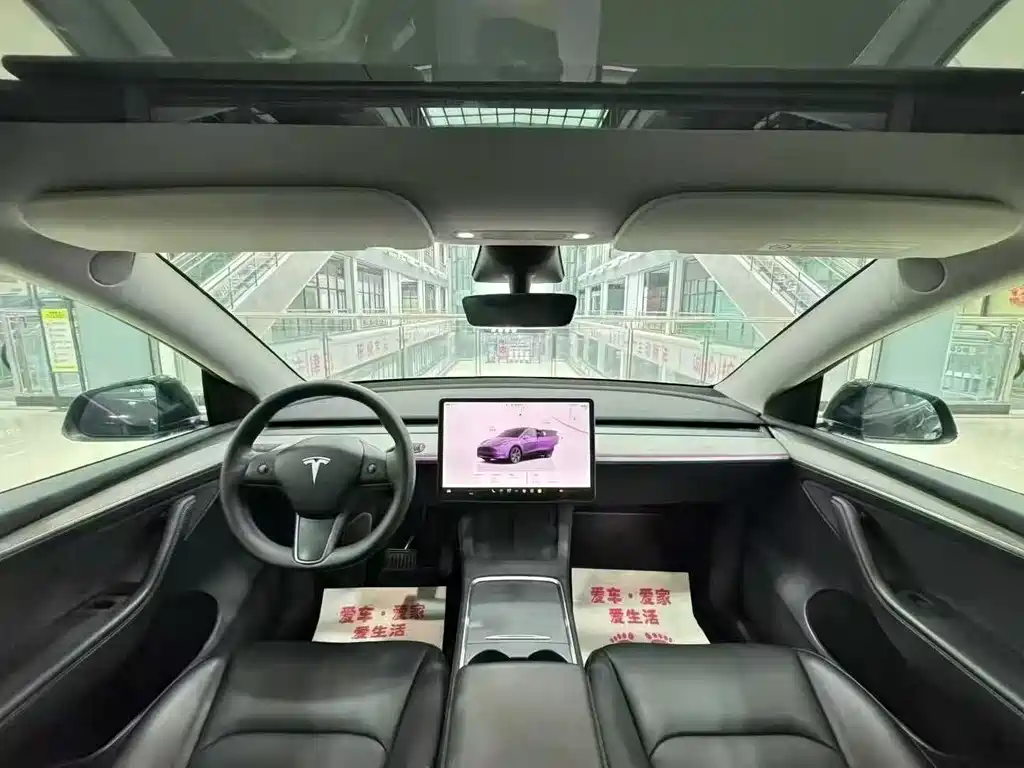 Tesla Model Y 2024
