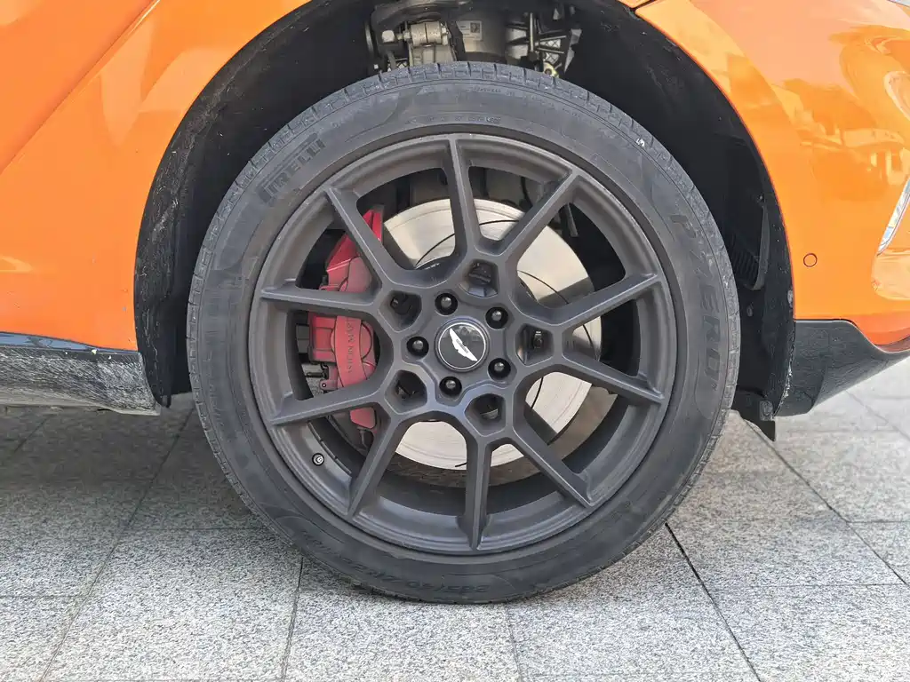 Aston Martin DBX 2021
