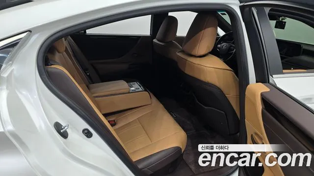 Lexus ES 2020