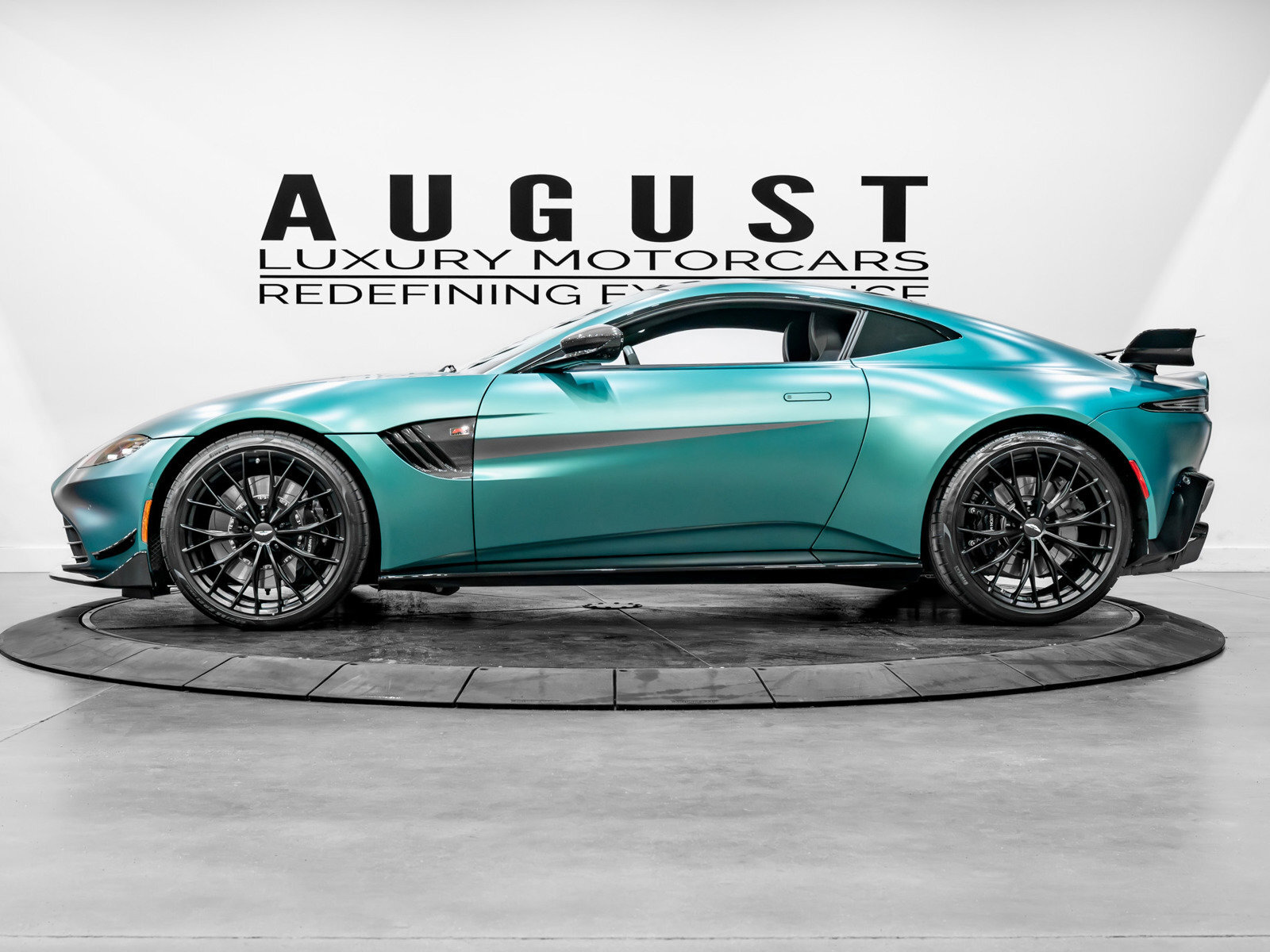 Aston Martin V12 Vantage 2023