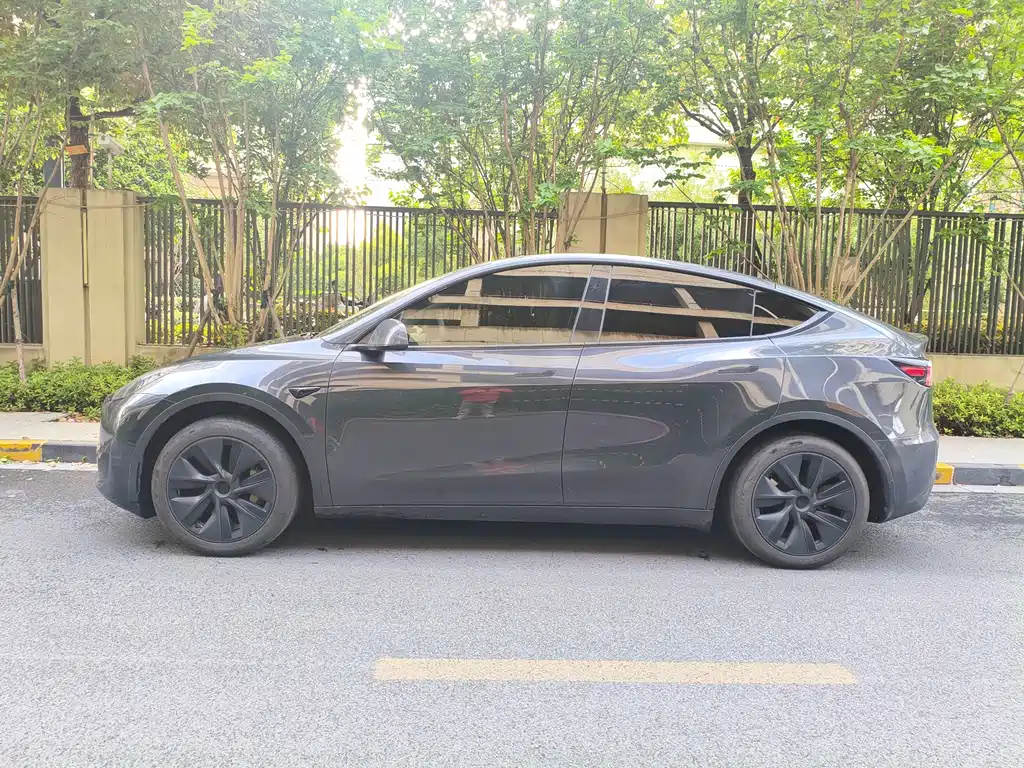 Tesla Model Y 2025