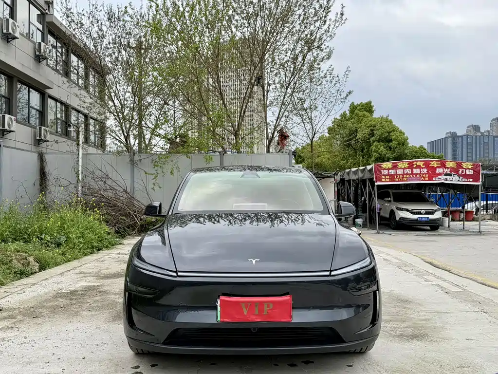 Tesla Model Y 2025