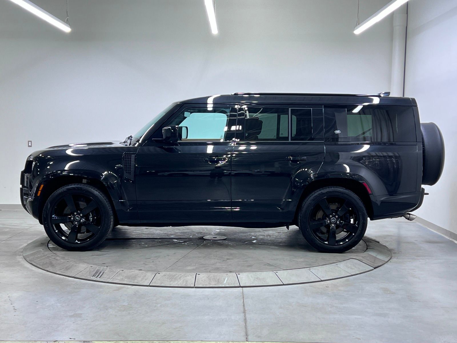 Land Rover Defender 2024