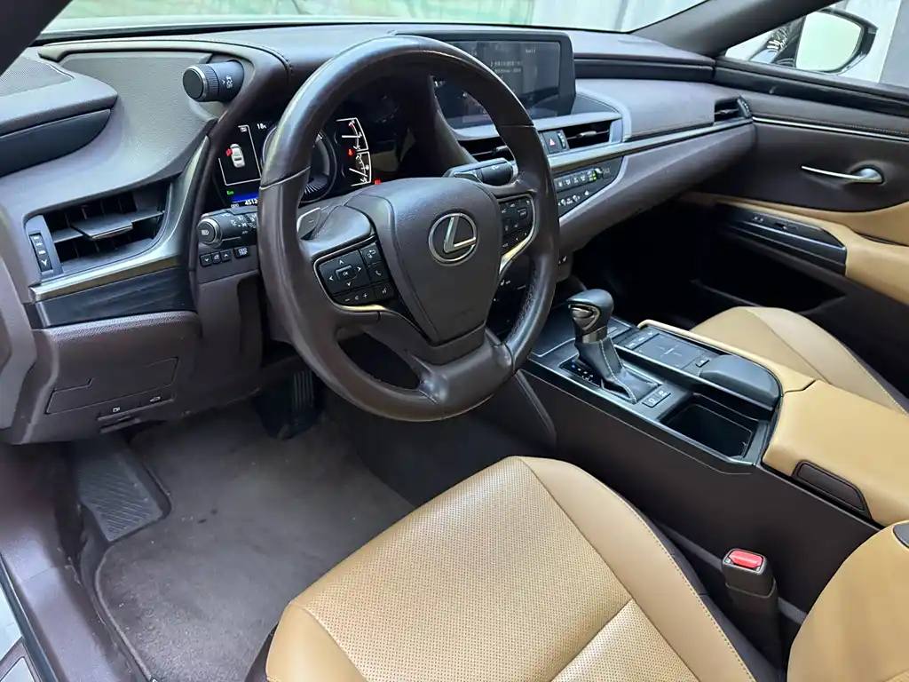 Lexus ES 2021
