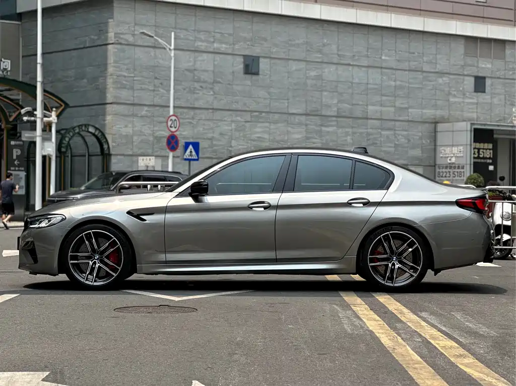 BMW M5 2022