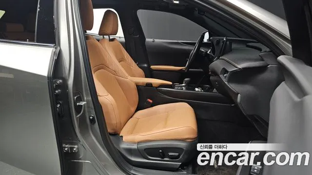 Lexus UX 2025