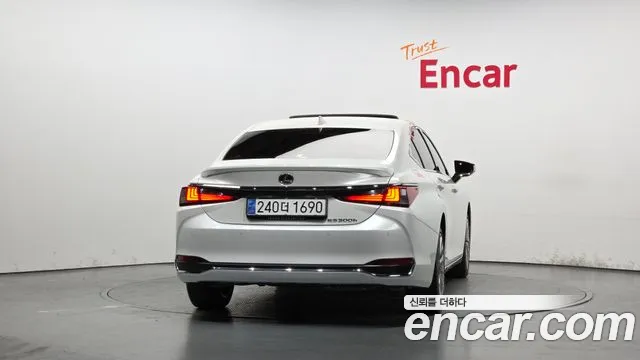 Lexus ES 2024
