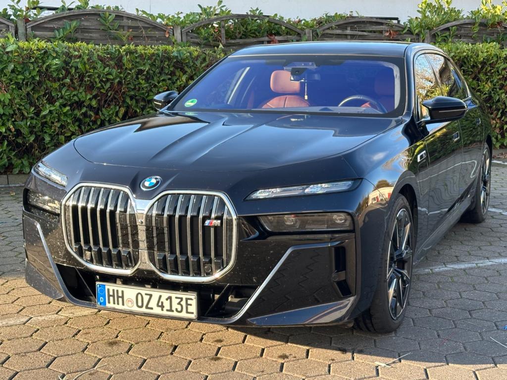BMW M760 2023