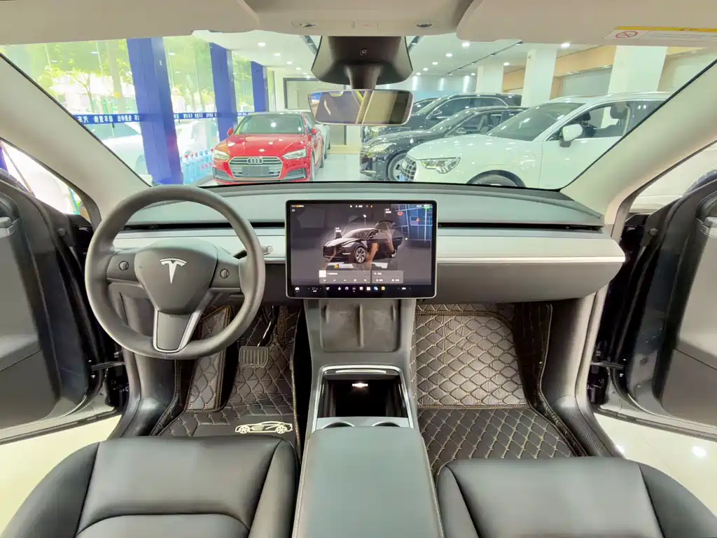 Tesla Model Y 2024