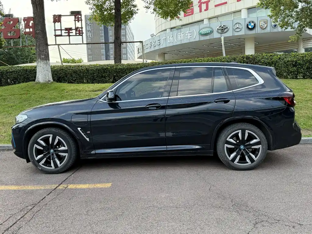 BMW iX3 2023