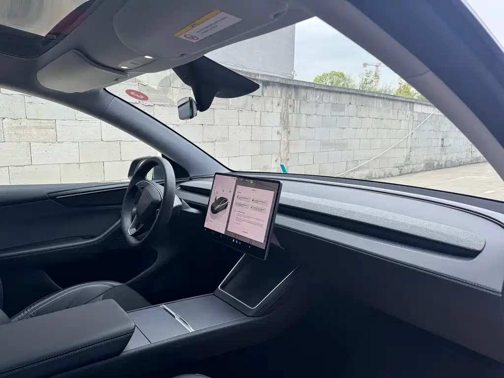 Tesla Model Y 2025