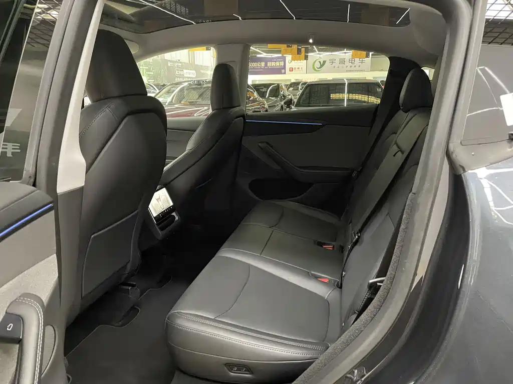 Tesla Model Y 2025