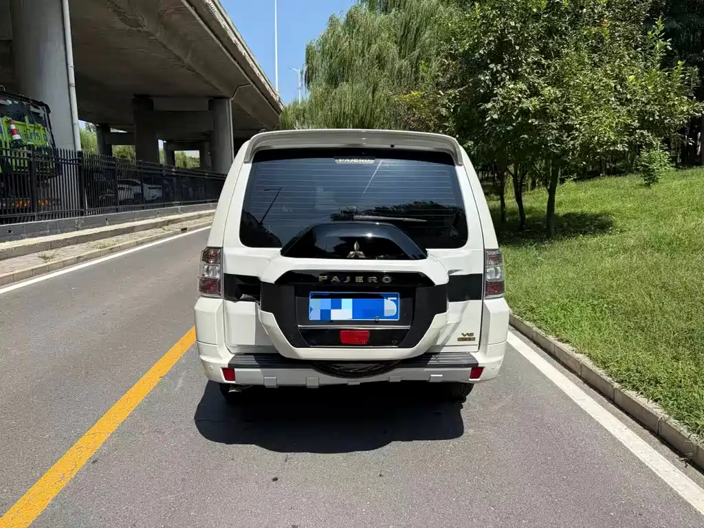 Mitsubishi Pajero 2020