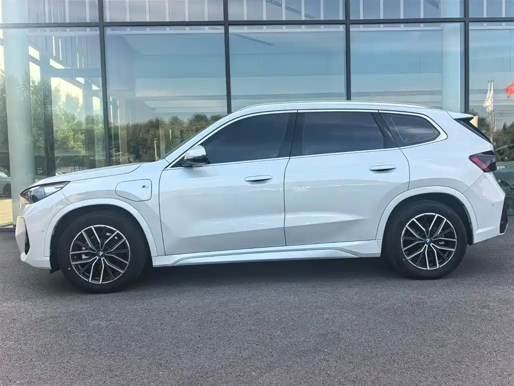 BMW iX1 2025