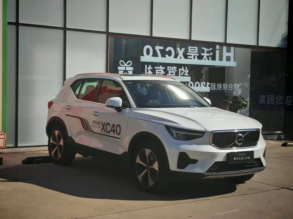 Volvo XC40 2025