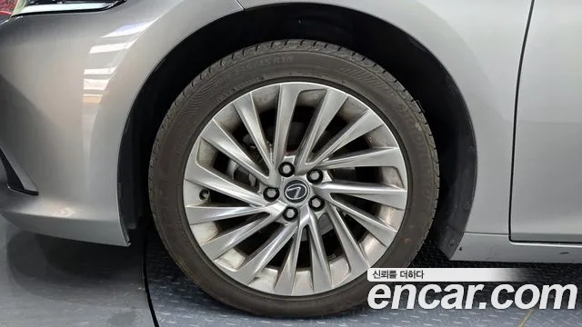 Lexus ES 2021