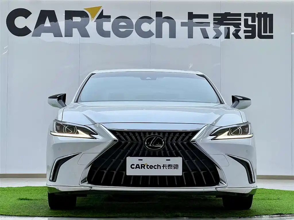 Lexus ES 2024