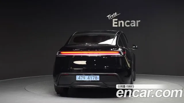 Tesla Model Y 2025