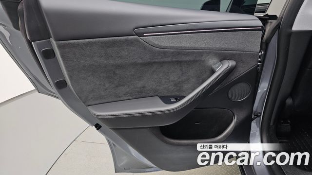 Tesla Model Y 2025