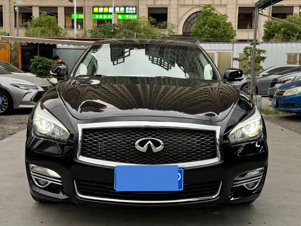 Infiniti Q70 2020
