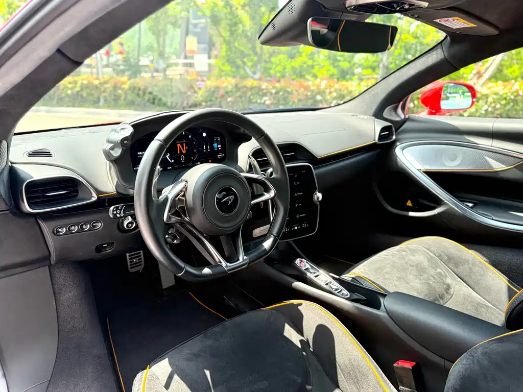 McLaren Artura 2024