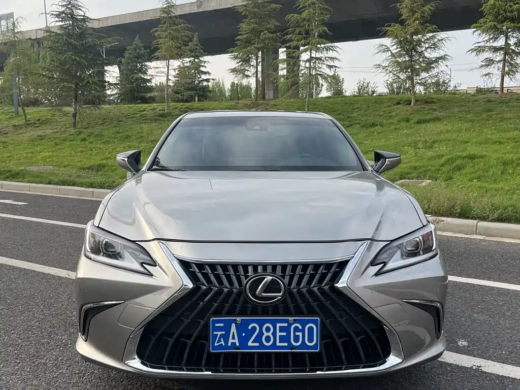Lexus ES 2024