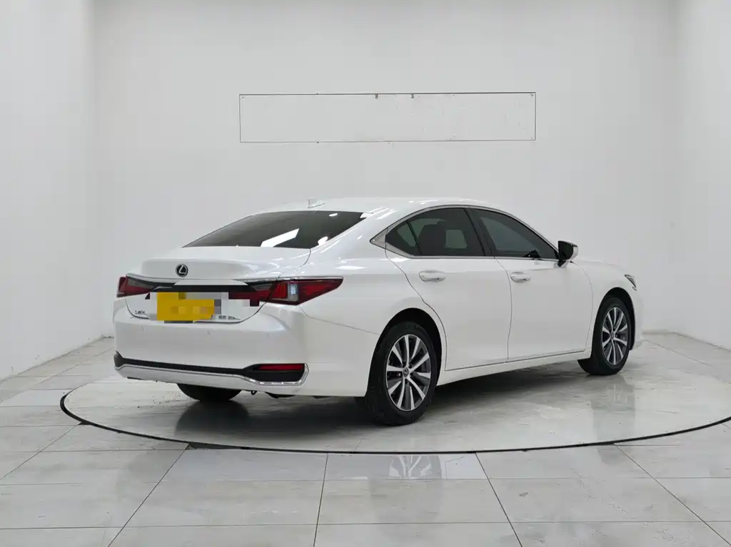 Lexus ES 2022