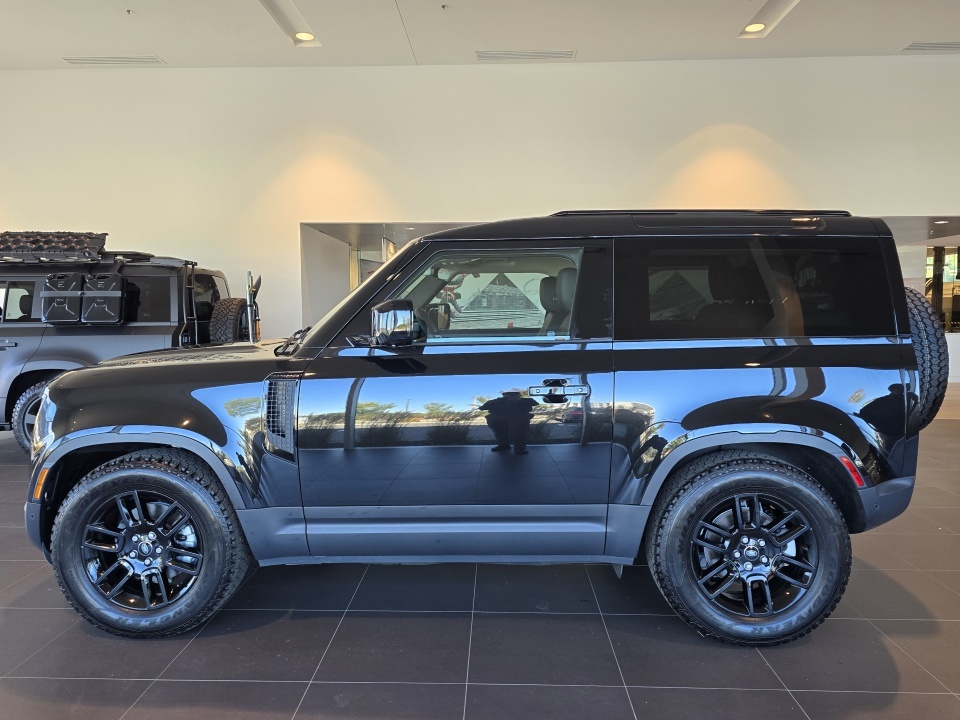 Land Rover Defender 2024