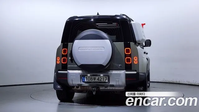 Land Rover Defender 2022