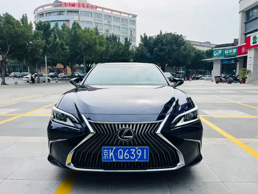 Lexus ES 2020
