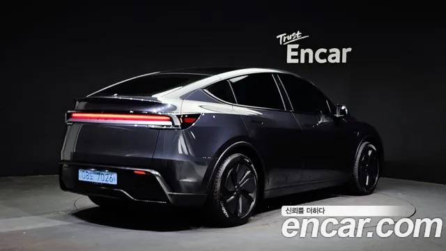 Tesla Model Y 2025