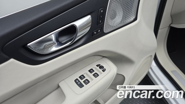 Volvo XC60 2025