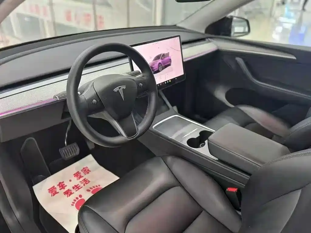Tesla Model Y 2024