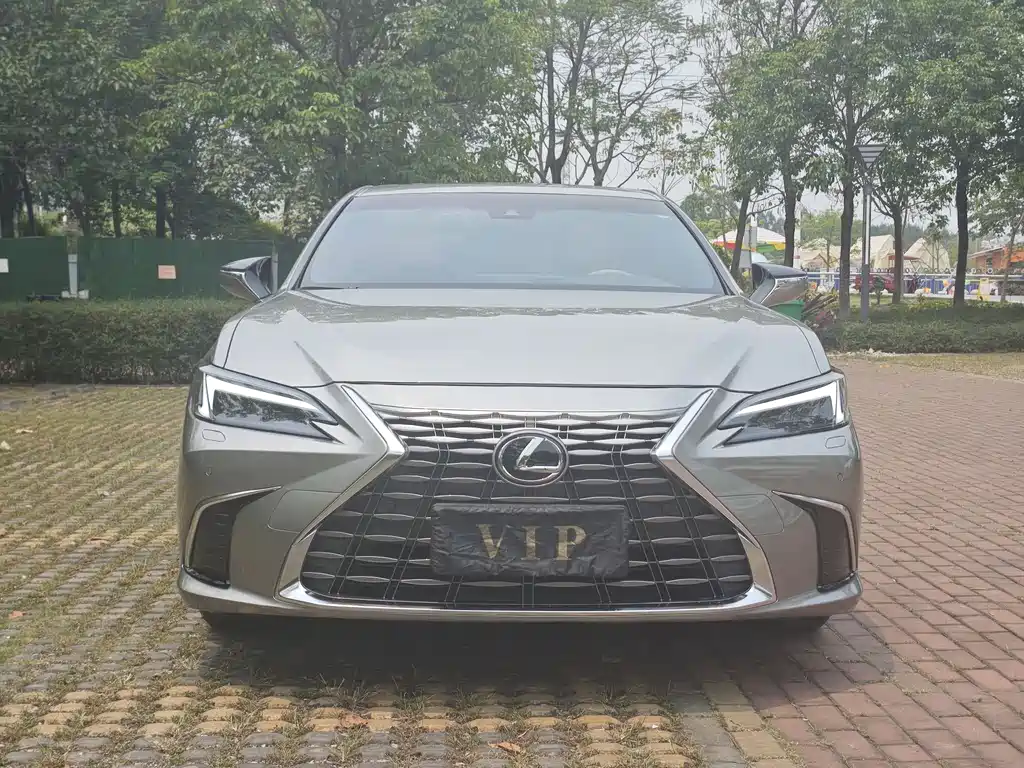 Lexus ES 2025