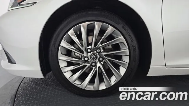 Lexus ES 2024