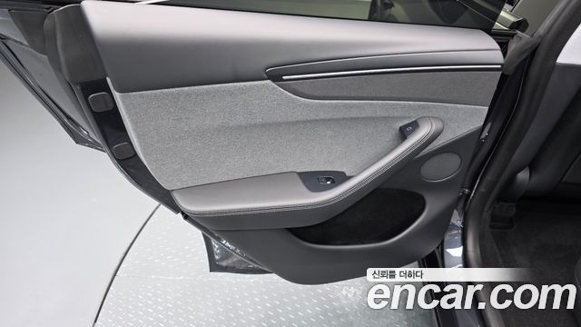 Tesla Model Y 2025
