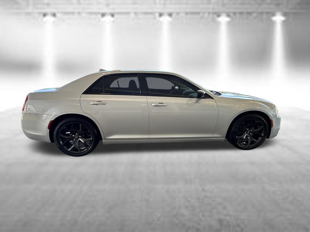 Chrysler 300 2021