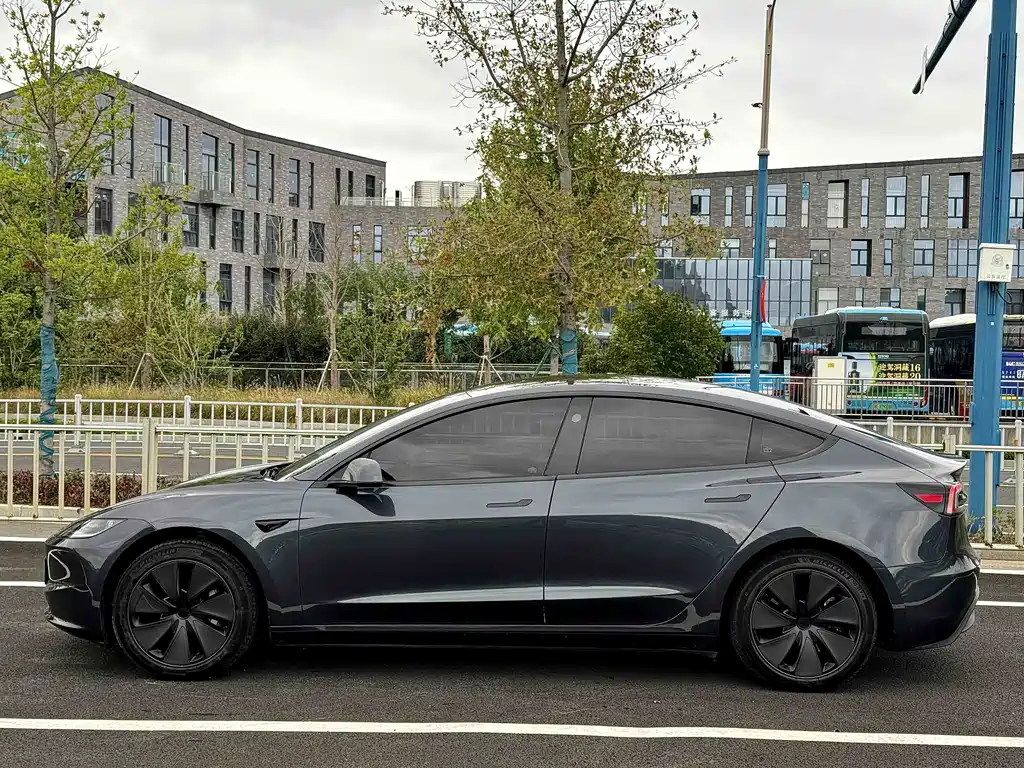 Tesla Model 3 2024