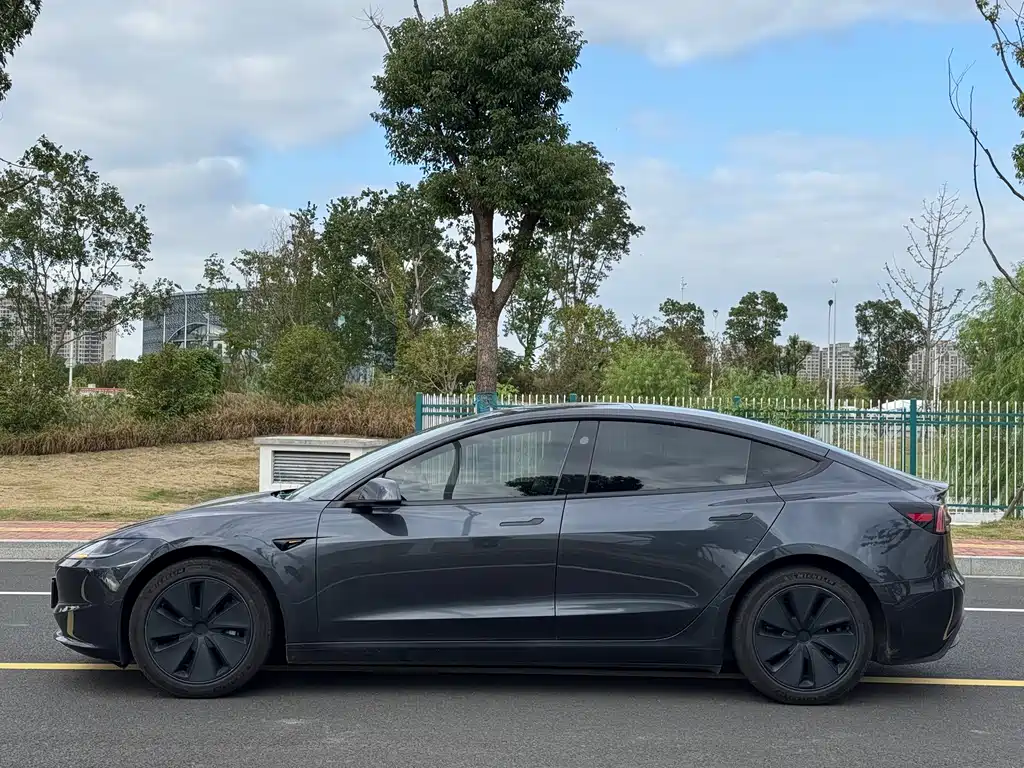 Tesla Model 3 2024